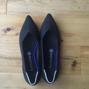 Black point toe Rothy’s flats